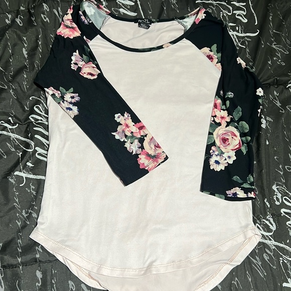 Rue21 Tops - Pale pink floral / roses, baseball tee size medium